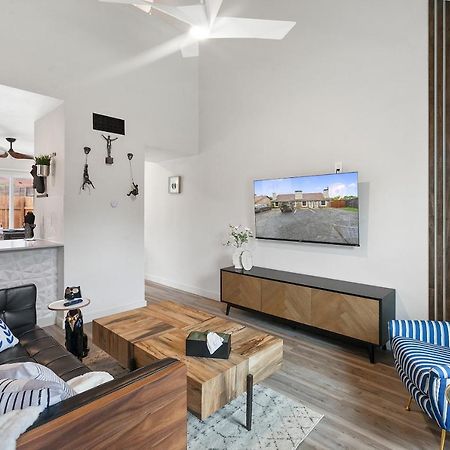 Contemporary Couples Getaway Near Austin Favorites - Loft 21 Apartment Luaran gambar