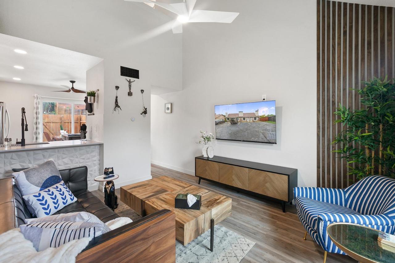 Contemporary Couples Getaway Near Austin Favorites - Loft 21 Apartment Luaran gambar