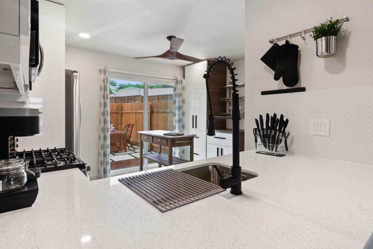 Contemporary Couples Getaway Near Austin Favorites - Loft 21 Apartment Luaran gambar