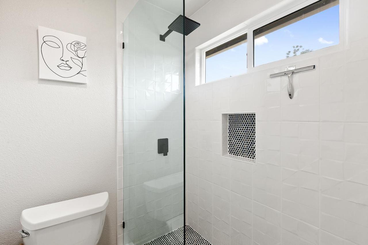 Contemporary Couples Getaway Near Austin Favorites - Loft 21 Apartment Luaran gambar